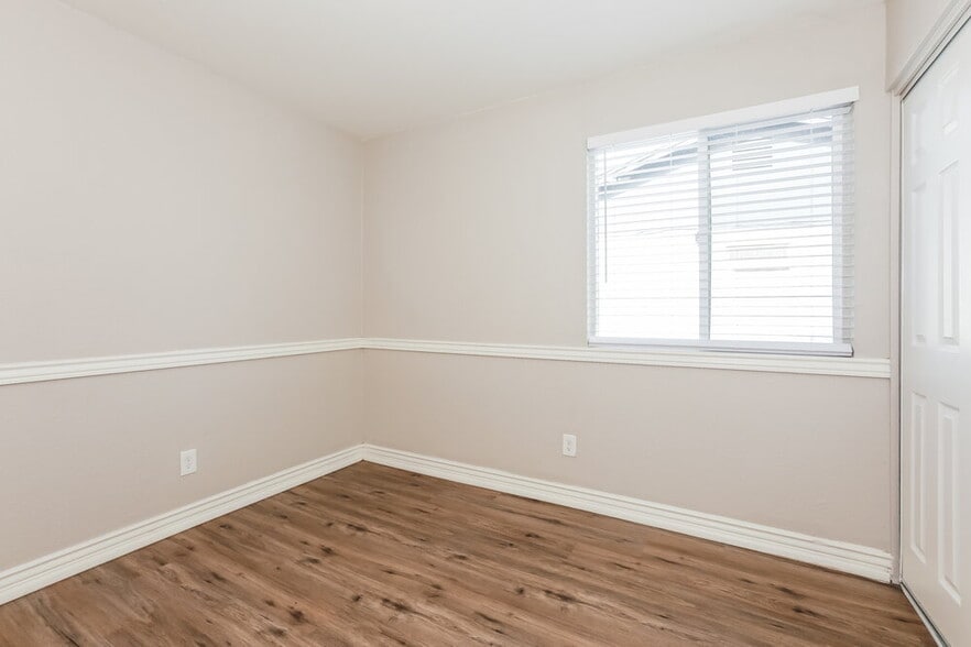 Building Photo - 631 W Lindner Ave