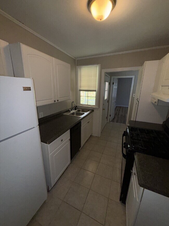 Building Photo - Cute cottage in Country Club Village, conveniently located near University of South Alabama, dini...