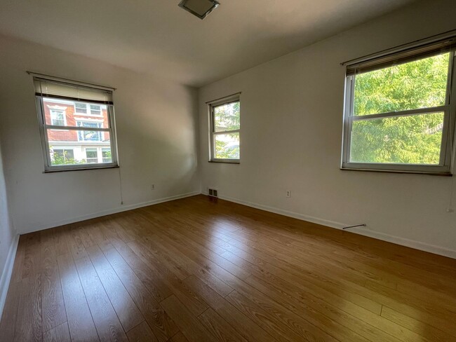 Building Photo - Lovely Apartment in Highland Park!  Availa...