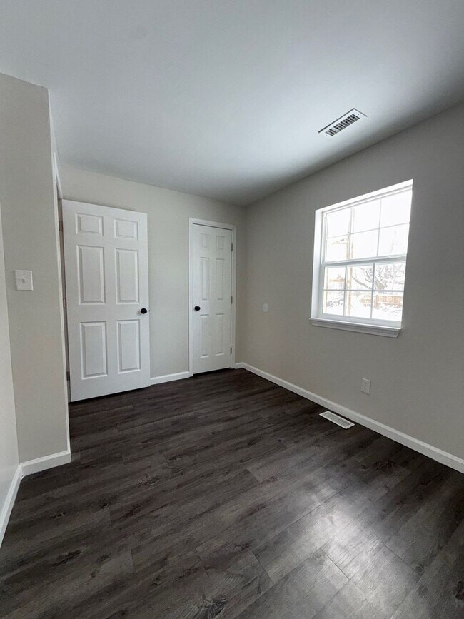 Building Photo - Modern & Spacious 3BR Home with Trendy Design Features and Large Yard! (INSIDE TEAS VALLEY SCHOOL...