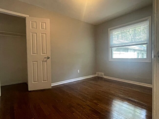 Building Photo - Spacious 4 Bed / 2 Bath Home with Large Ba...
