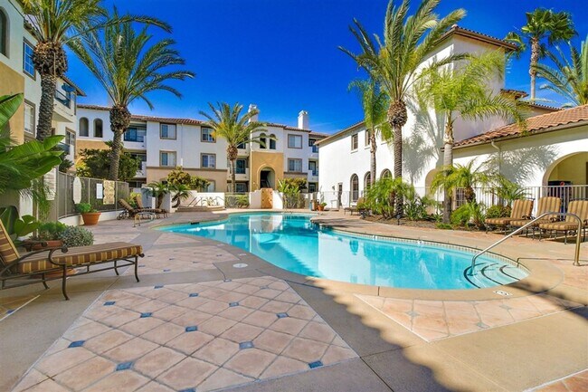 Building Photo - Spacious Top Floor Condo in Resort Style C...