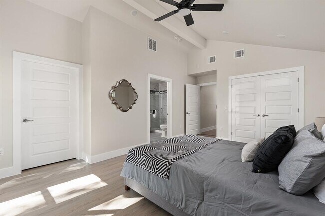 Building Photo - 10101 Woodhaven Dr