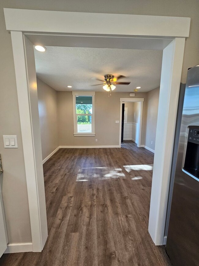 Building Photo - 3 Bedroom Fully Remodeled Home in Downtown...