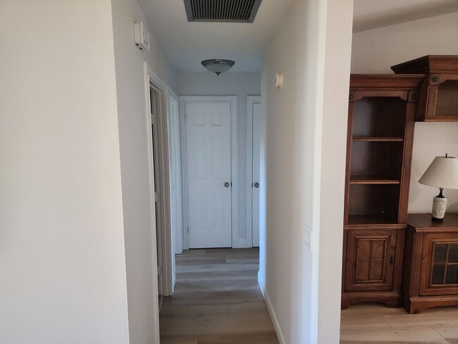 Building Photo - Recently renovated and ready to move in.