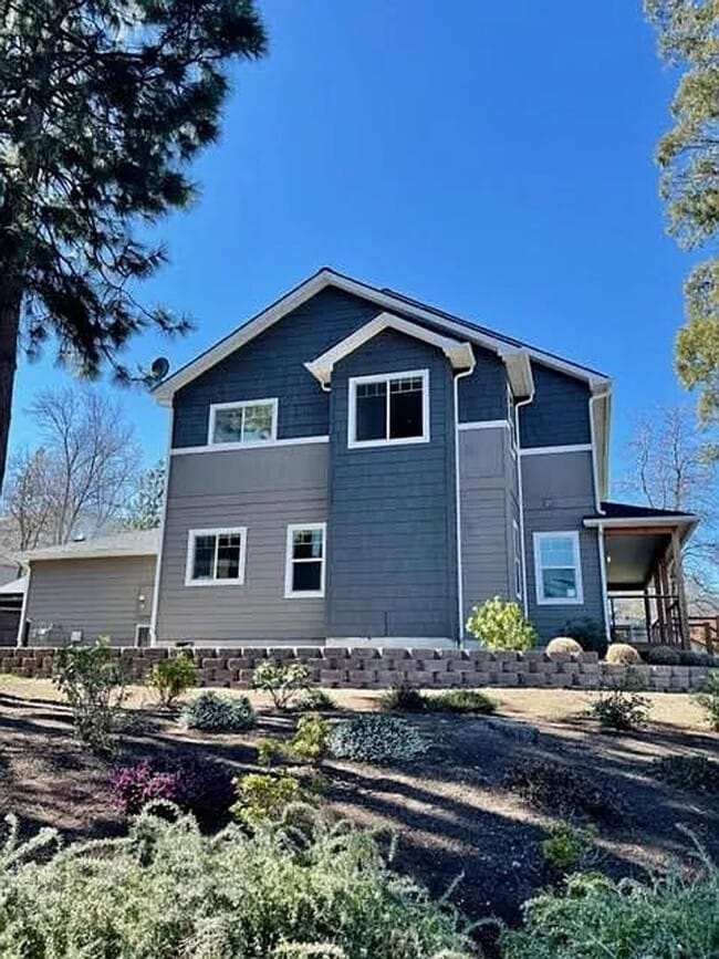 Building Photo - Two Bedroom Duplex | Available Early June