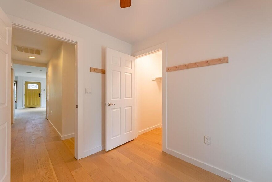 Building Photo - 1601 Cloverleaf Dr