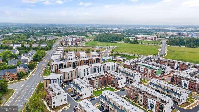 Building Photo - 43443 Croson Ln