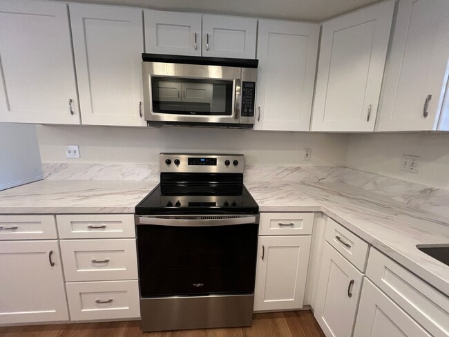 Building Photo - Private End Unit with New Kitchen