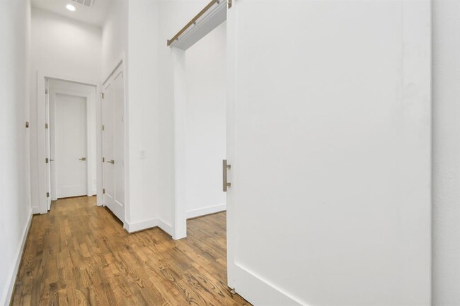 Building Photo - 732 W 22nd St