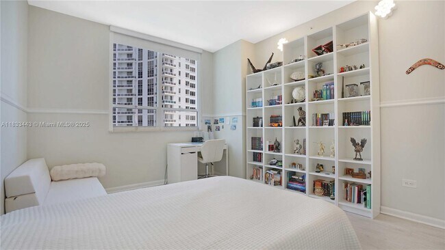 Building Photo - 801 Brickell Key Blvd
