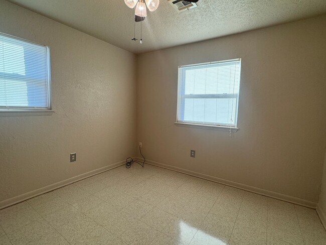 Building Photo - 3011 NE Cimarron Trail