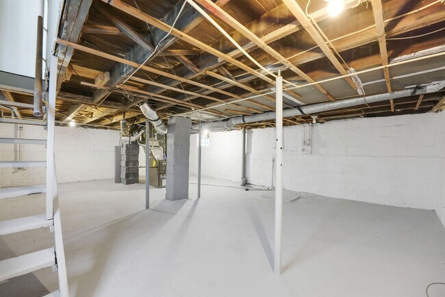 Building Photo - Move-In Ready 3-Bedroom Home with Updated Kitchen & Central A/C