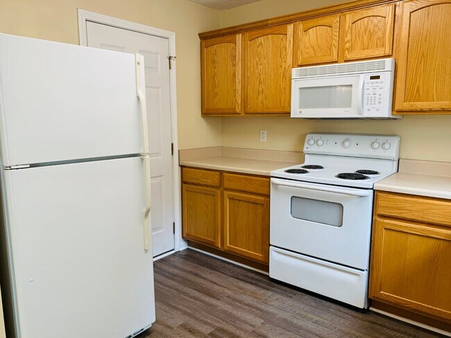 Building Photo - Wow! Newly renovated, new flooring, 1 car ...