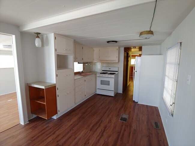 Building Photo - 912 49th Ave W