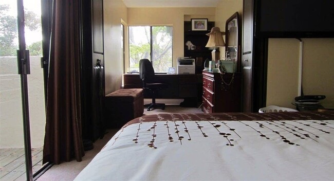 Building Photo - LA JOLLA - 2 Br + Den, Private End Unit To...