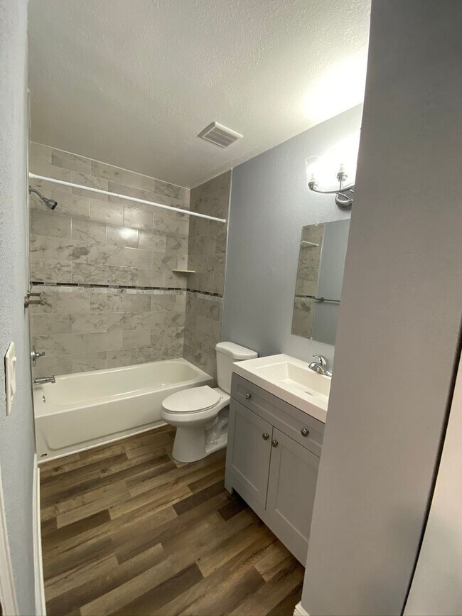 Building Photo - 1/1 in the Heart of Brandon with a lake view!