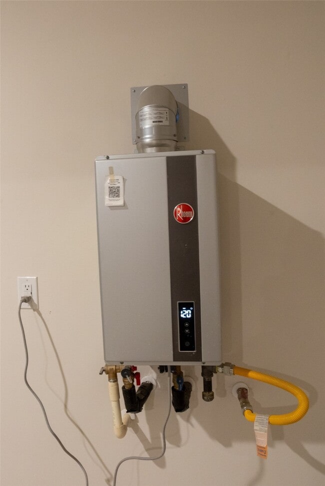 Building Photo - 5445 E Forest Rd