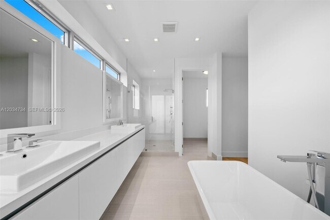 Building Photo - 16710 Botaniko Dr N