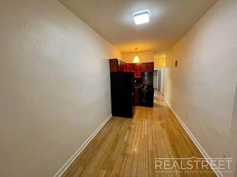 Building Photo - Spacious 3BR Apartment with Backyard Access in Prime Bushwick