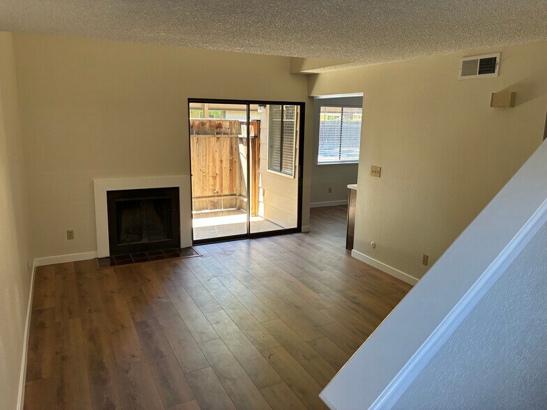 Building Photo - 6060 Gloria Dr