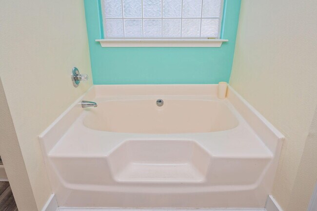 Building Photo - 6100 Saddle Horse Ln