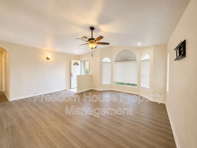 Building Photo - 3066 E Mount Charleston Dr