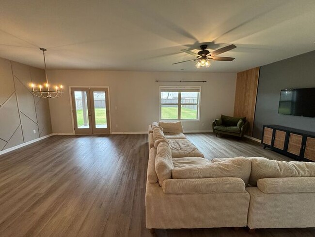 Building Photo - Extra Square footage, Mountain Views