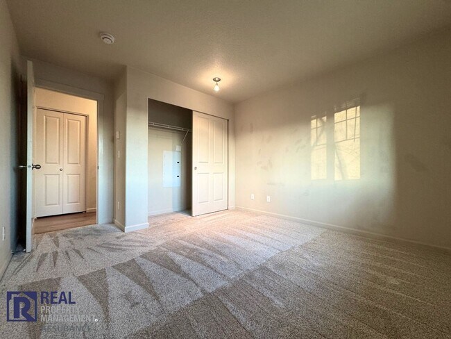 Building Photo - Beautiful 3 Bedroom With Utilities Included! MOVE IN READY!