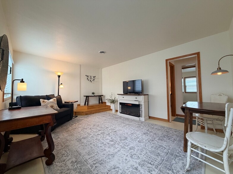 Building Photo - 405 S 12th St