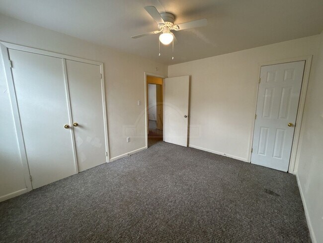 Building Photo - 2134 Circle Dr