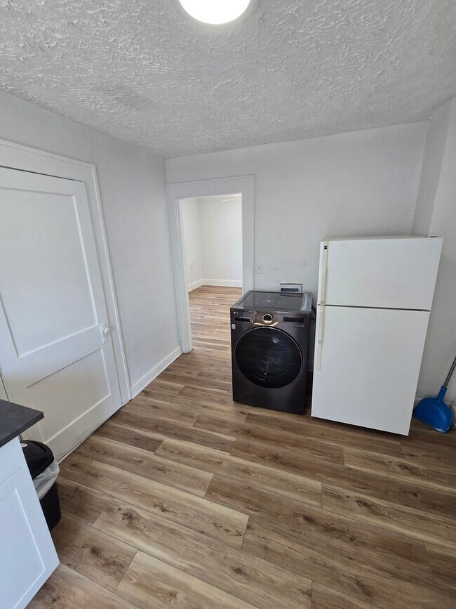 Building Photo - MOVE IN SPECIAL !! SPACIOUS 1/1 CONVENIENTLY LOCATED CLOSE TO DOWNTOWN ST. PETERSBURG