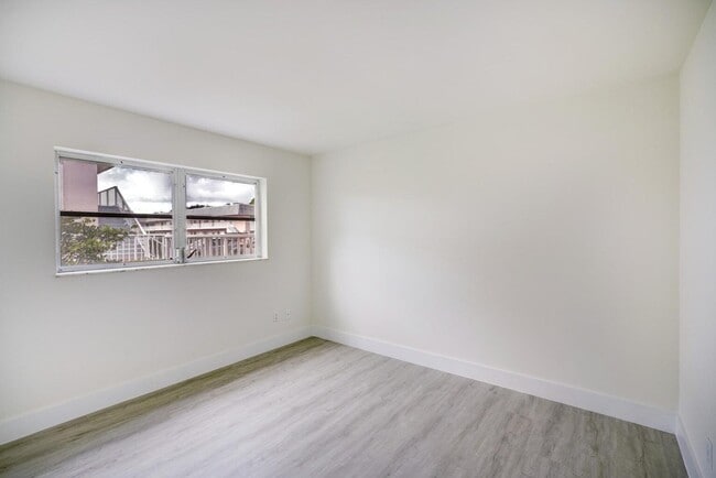 Building Photo - 18081 SE Country Club Dr