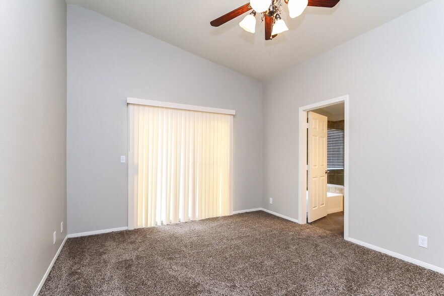 Building Photo - 932 Clubview Dr