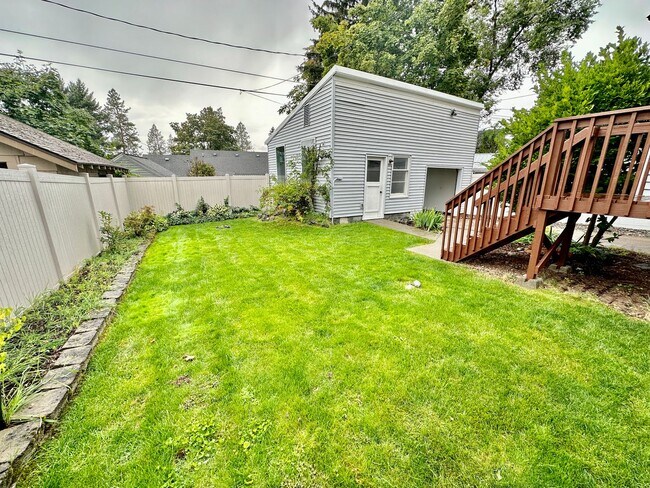 Building Photo - Charming Downriver Home