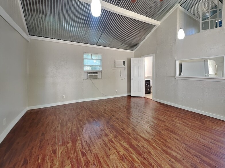 Building Photo - 2015 McMillan Ave