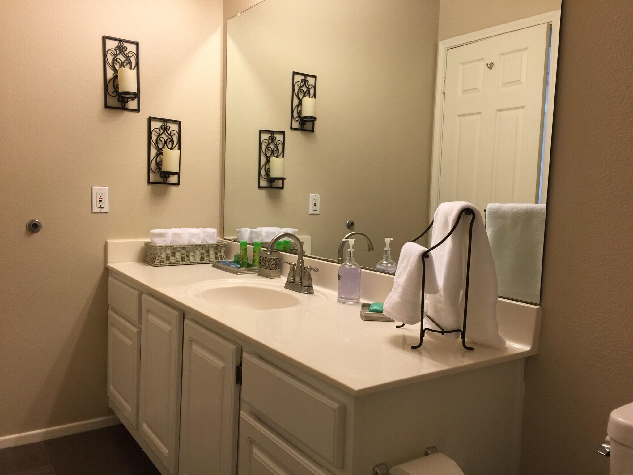 Building Photo - 7009 E Acoma Dr