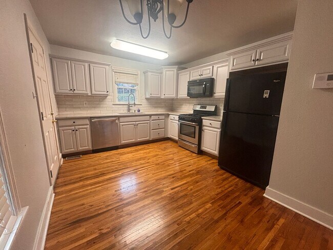 Building Photo - Cute 2 bedroom Hillcrest Bungalow