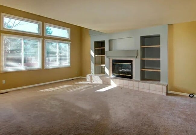 Building Photo - Beautiful Single Family Living In South Su...