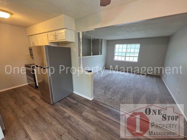 Building Photo - Renovated 3-bedroom, 2-bathroom home in Lee's Summit!