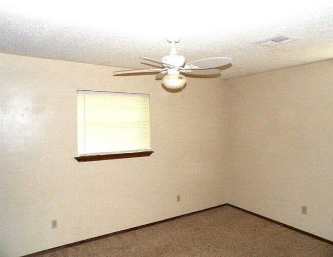 Building Photo - 4536 SE Ellsworth Ave