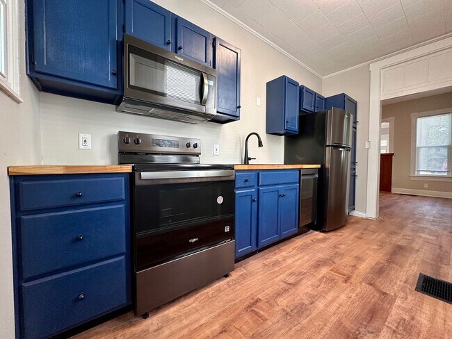 Building Photo - Charming 2 Bed / 1 Bath Home with Garage &...
