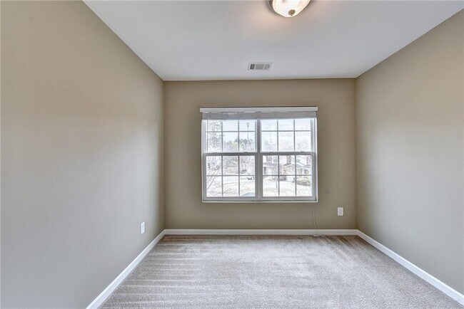 Building Photo - 3329 Fernview Dr