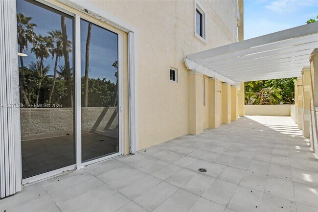 Building Photo - 731 Crandon Blvd