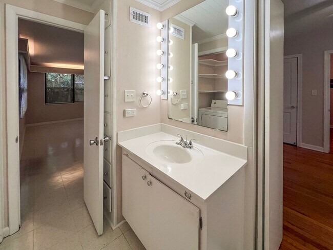 Building Photo - 2/2 House Walking Distance to Campus - Available Fall 2026!