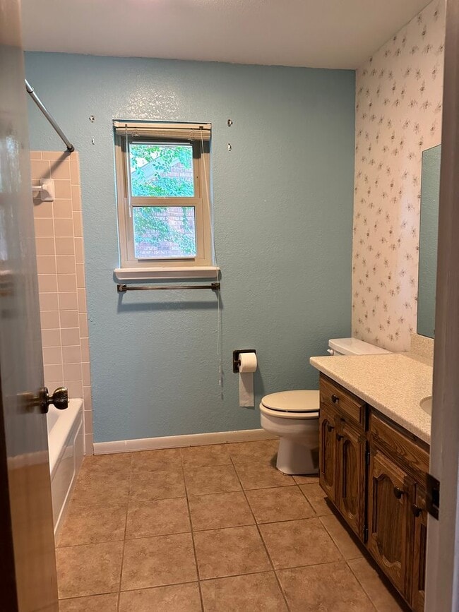 Building Photo - Spacious Family Home!