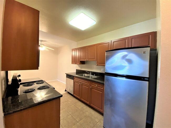 Building Photo - One bedroom condo in Bay Terraces!!!