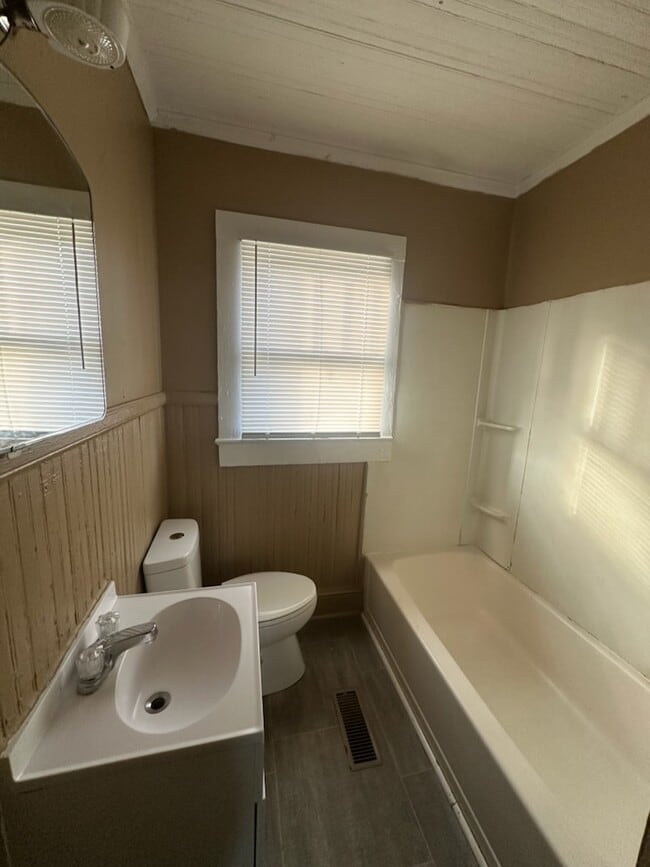 Building Photo - 621 E Jefferson St