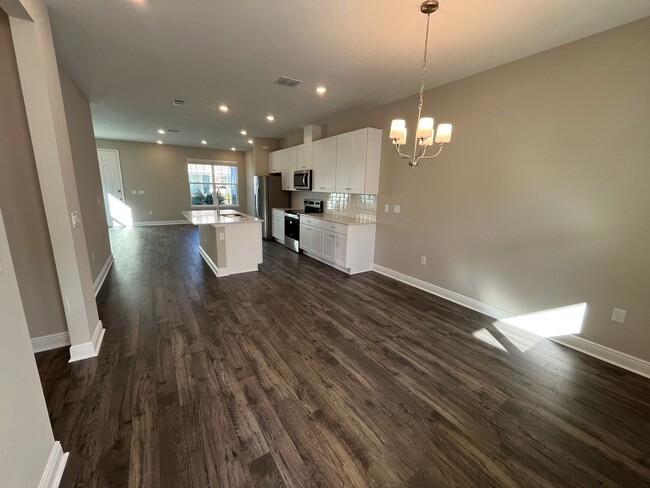 Building Photo - Stunning move in ready 3 bedroom, 2.5 bath...