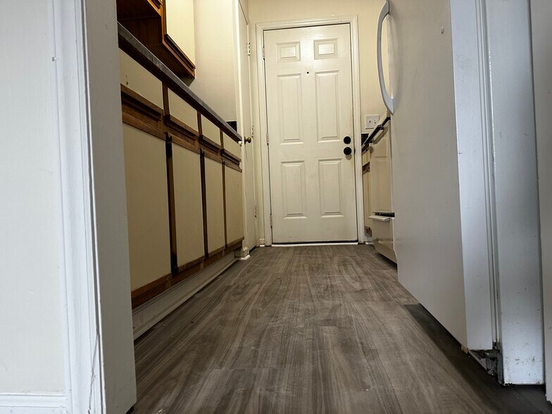 Building Photo - 112 Robbins Ave